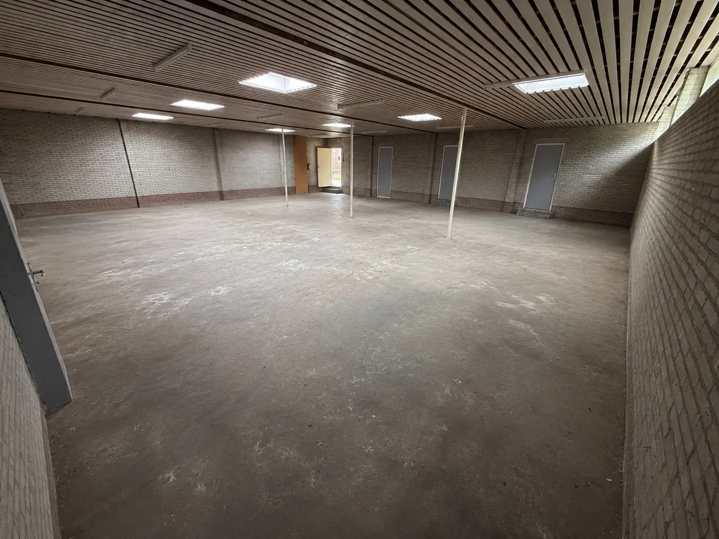 Bedrijfshal met daglicht via lichtstraten