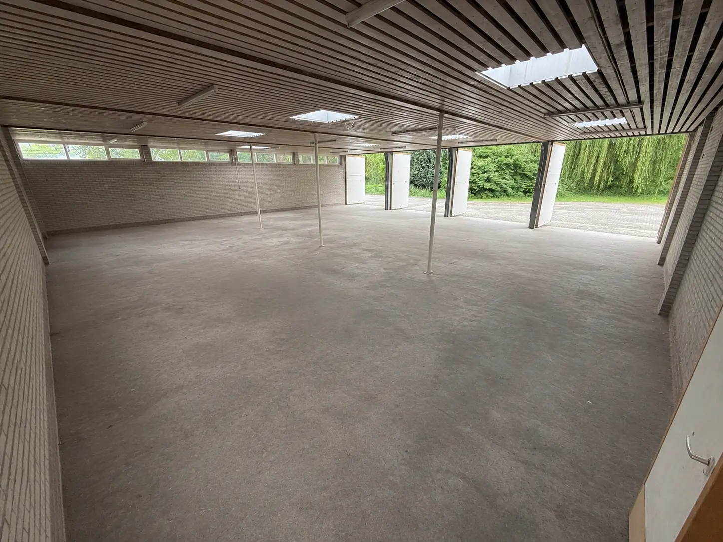 Bedrijfshal gezien richting het buitenterrein
