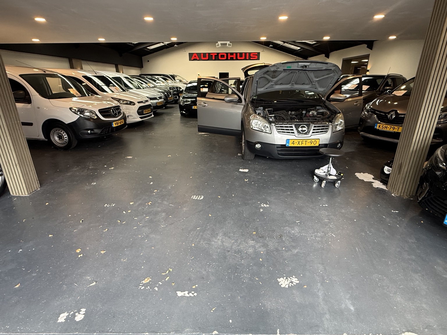 Ruime autoshowroom