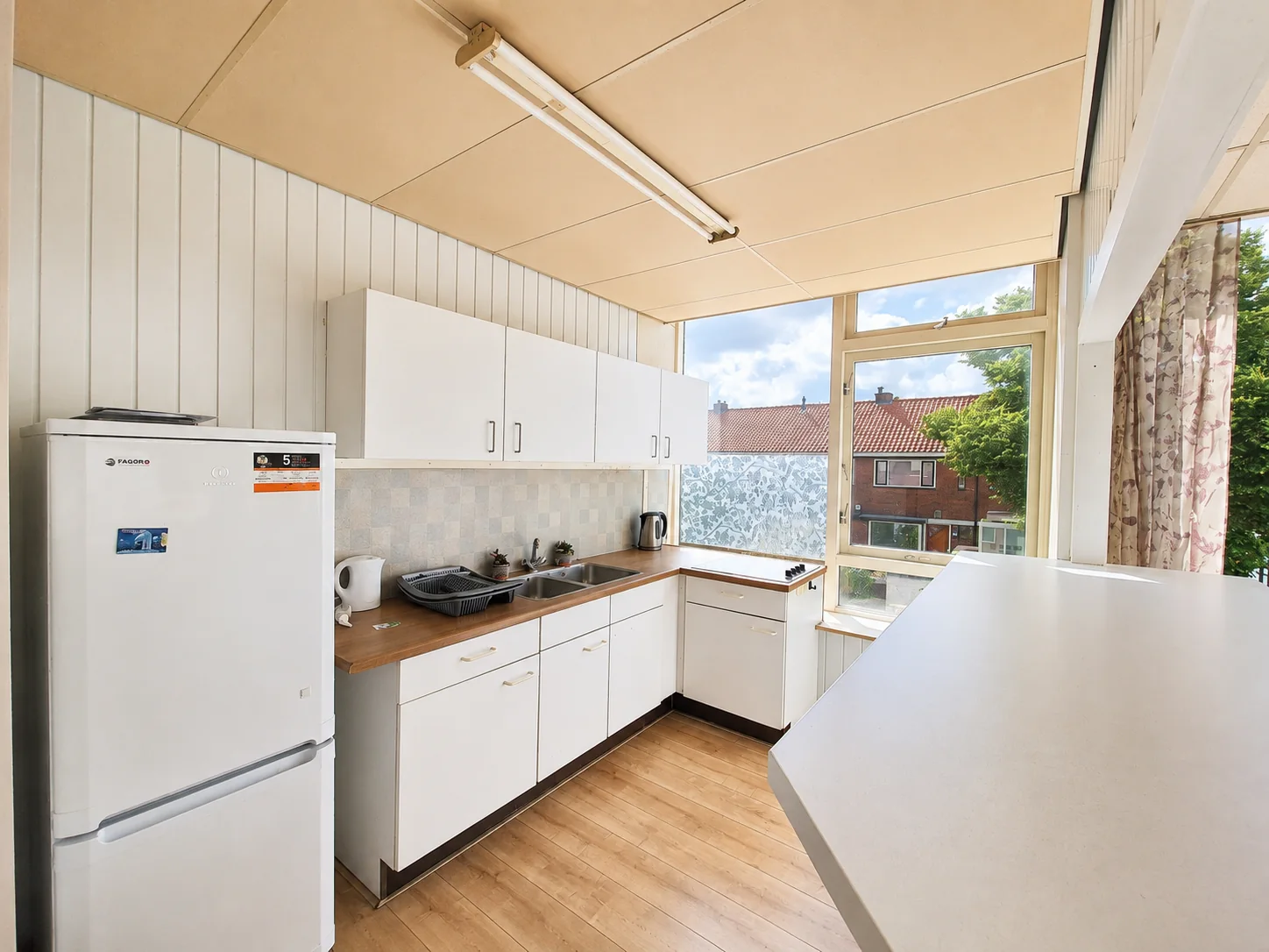 Open keuken met veel daglicht