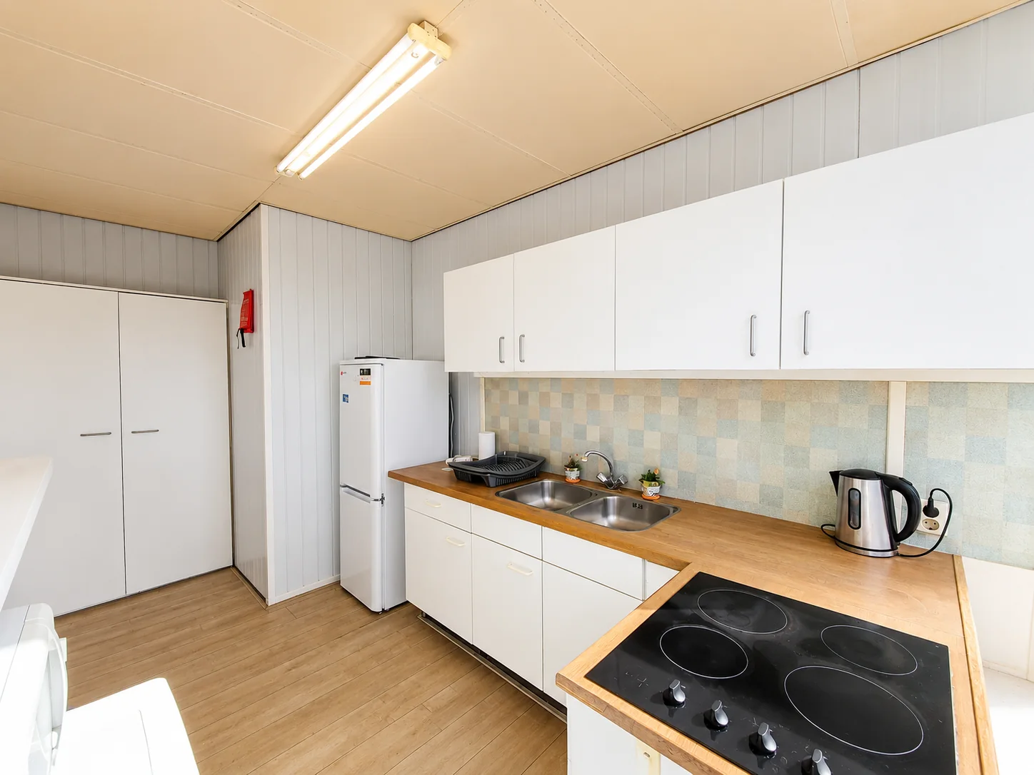 Keuken met werkblad en kookplaat