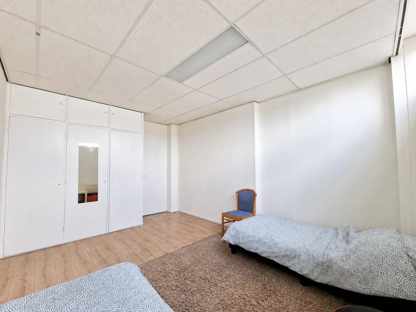 Slaapkamer met vaste kastruimte