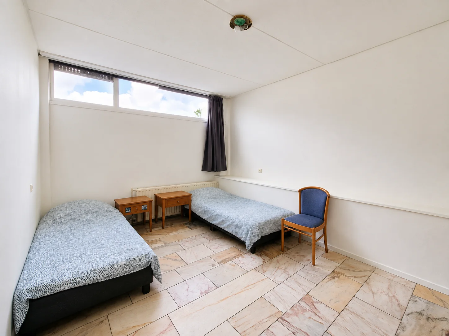 Slaapkamer met hoge raampartij