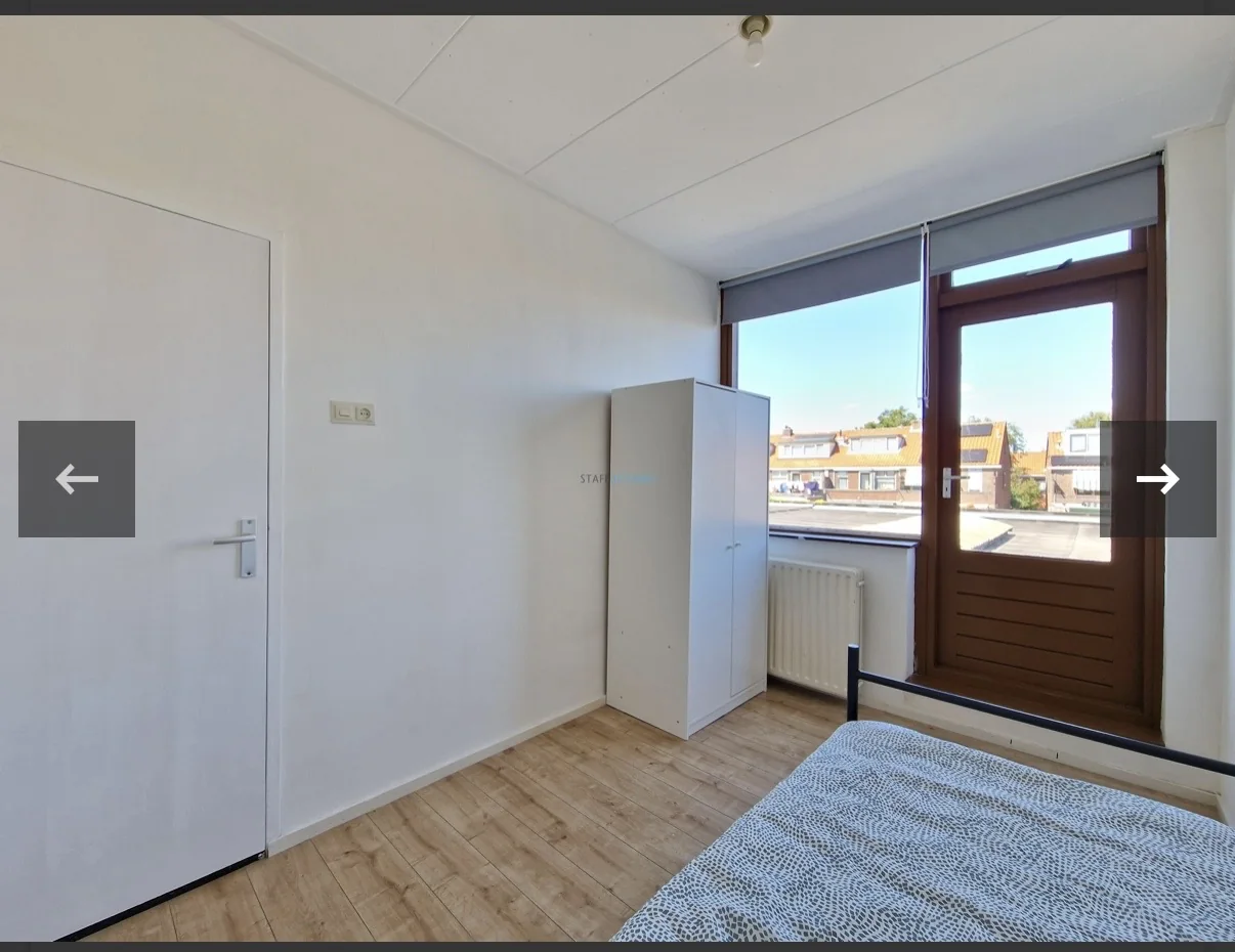 Slaapkamer met deur naar balkon