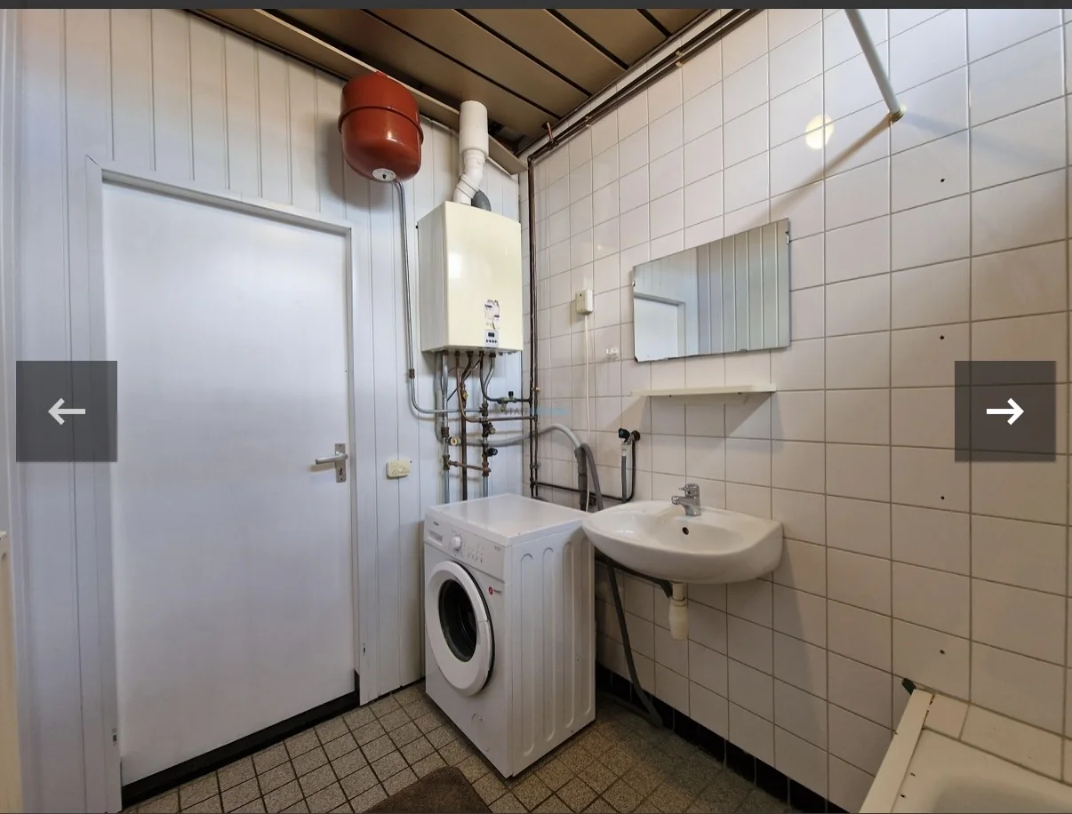 Badkamer met wastafel en cv-installatie