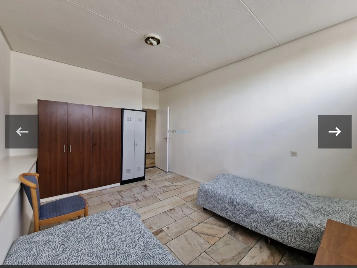 Ruime slaapkamer met twee slaapplaatsen