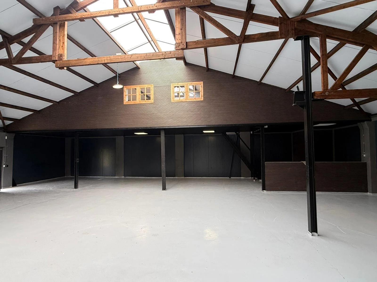 Bedrijfshal en mezzanine